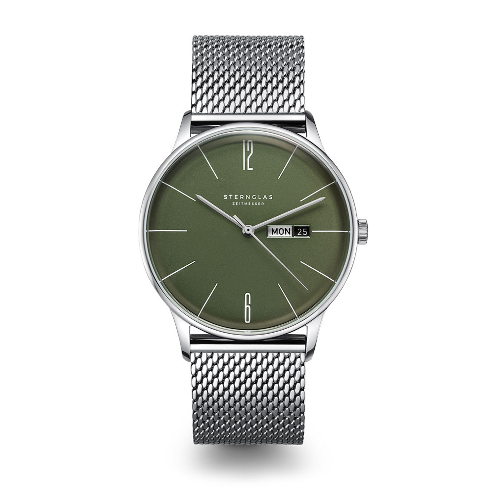 Eine elegante Armbanduhr mit grünem Zifferblatt und silberfarbenem Milanaiseband