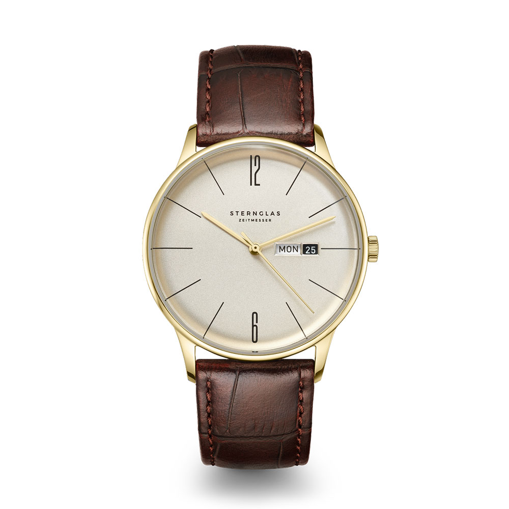 Eine elegante goldene Armbanduhr mit braunem Lederarmband und silbernem Zifferblatt