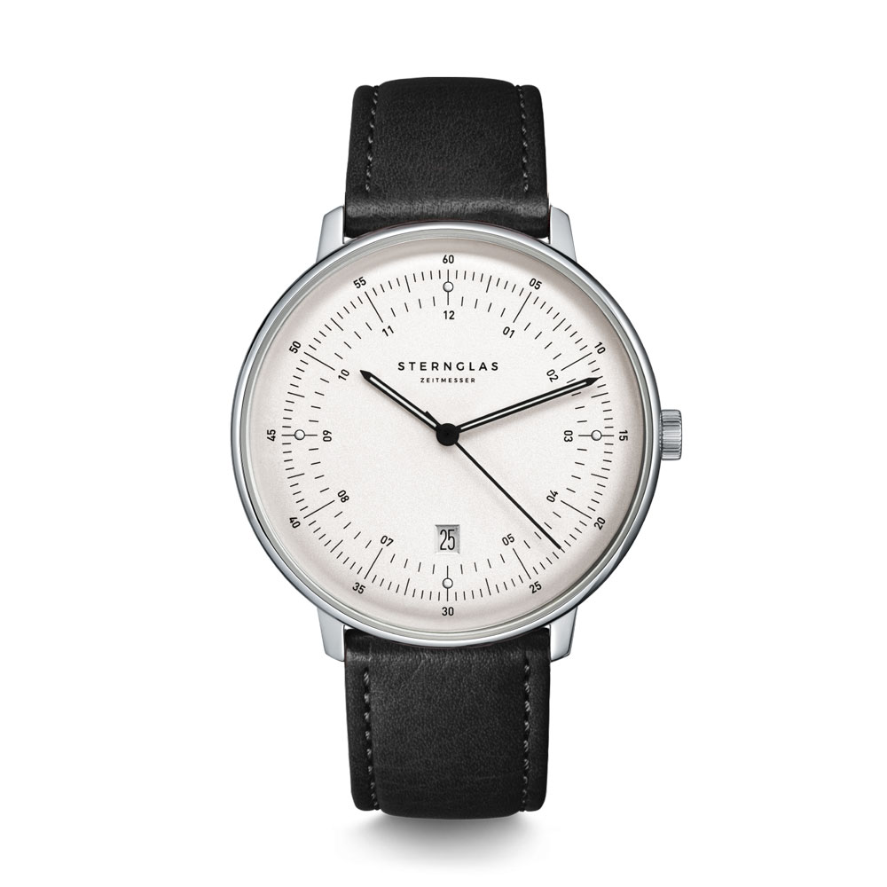 Eine Sternglas Uhr mit silbernem Gehäuse, weißem Zifferblatt und schwarzem Lederarmband