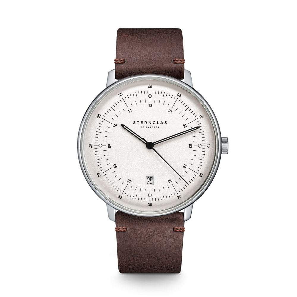 Eine minimalistische Armbanduhr mit silbernem Gehäuse und braunem Lederarmband