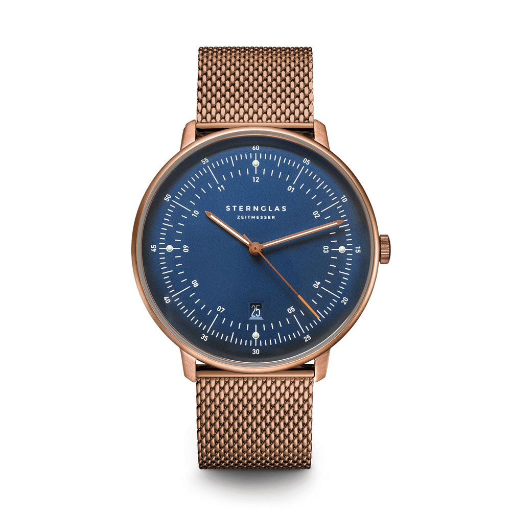 Eine elegante Uhr mit blauem Zifferblatt und goldenem Mesh-Armband