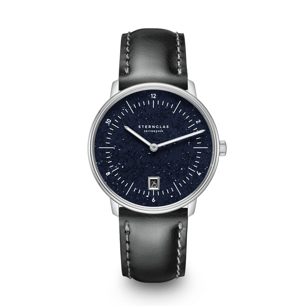 Eine elegante Armbanduhr mit schwarzem Lederarmband und dunkelblauem Zifferblatt