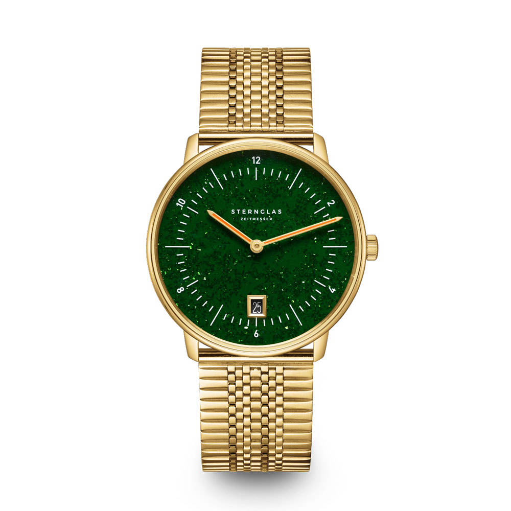 Eine goldene Armbanduhr mit grünem Zifferblatt und Datum auf Position sechs
