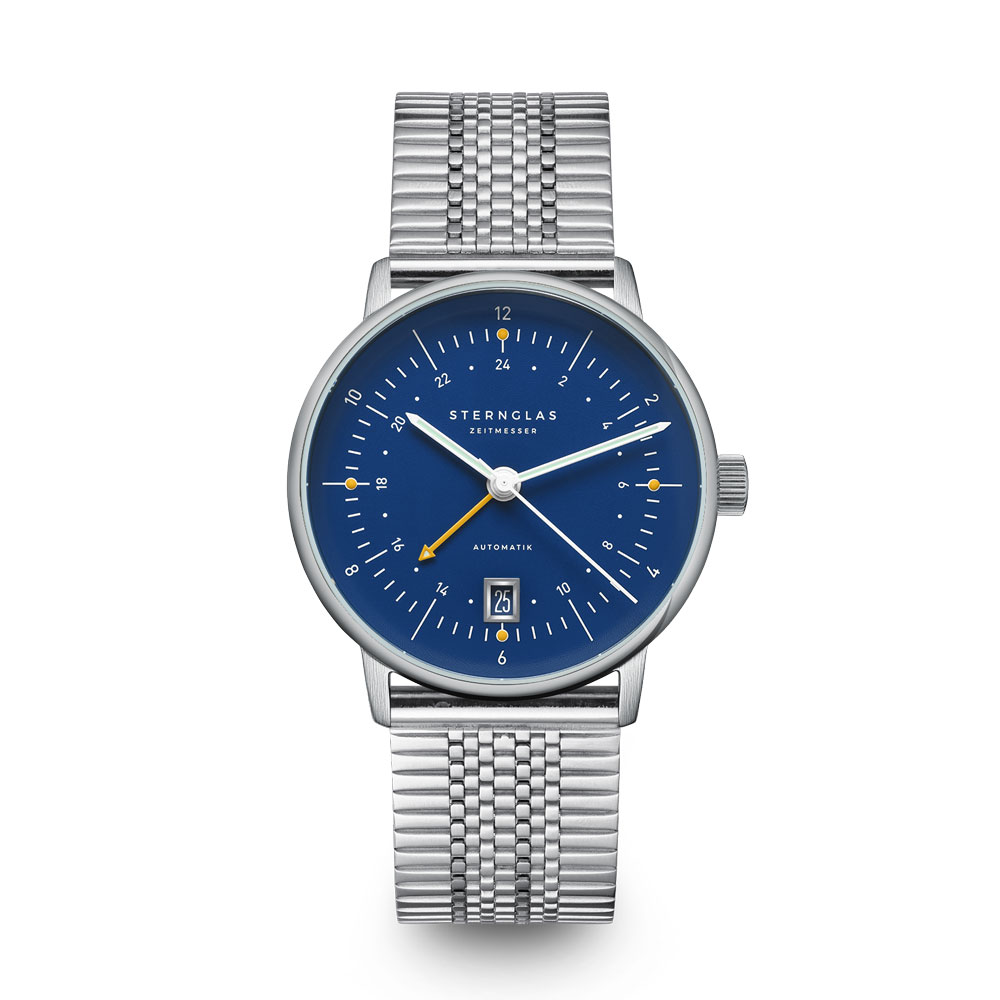 Eine silberne Armbanduhr mit blauem Zifferblatt und gelben Akzenten