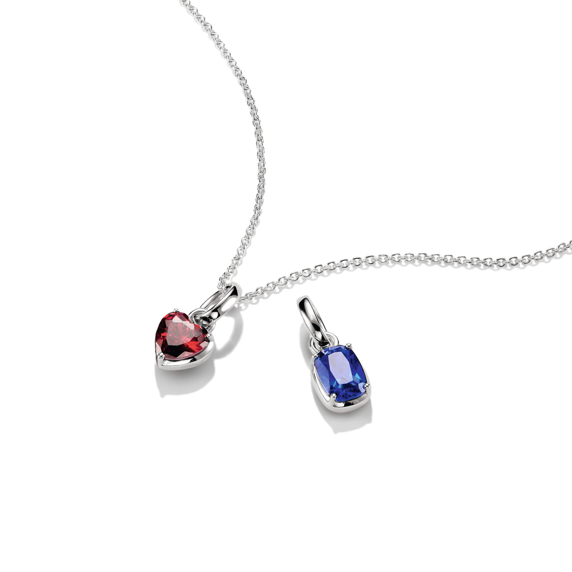 Silberkette mit rotem Herz und blauem Tropfenanhaenger, glaenzend