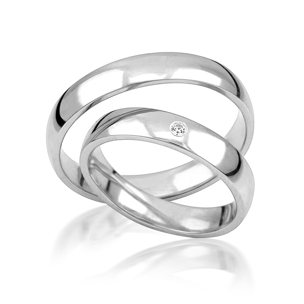 Zwei glänzende silberne Ringe mit kleinem Diamant und Spiegelung