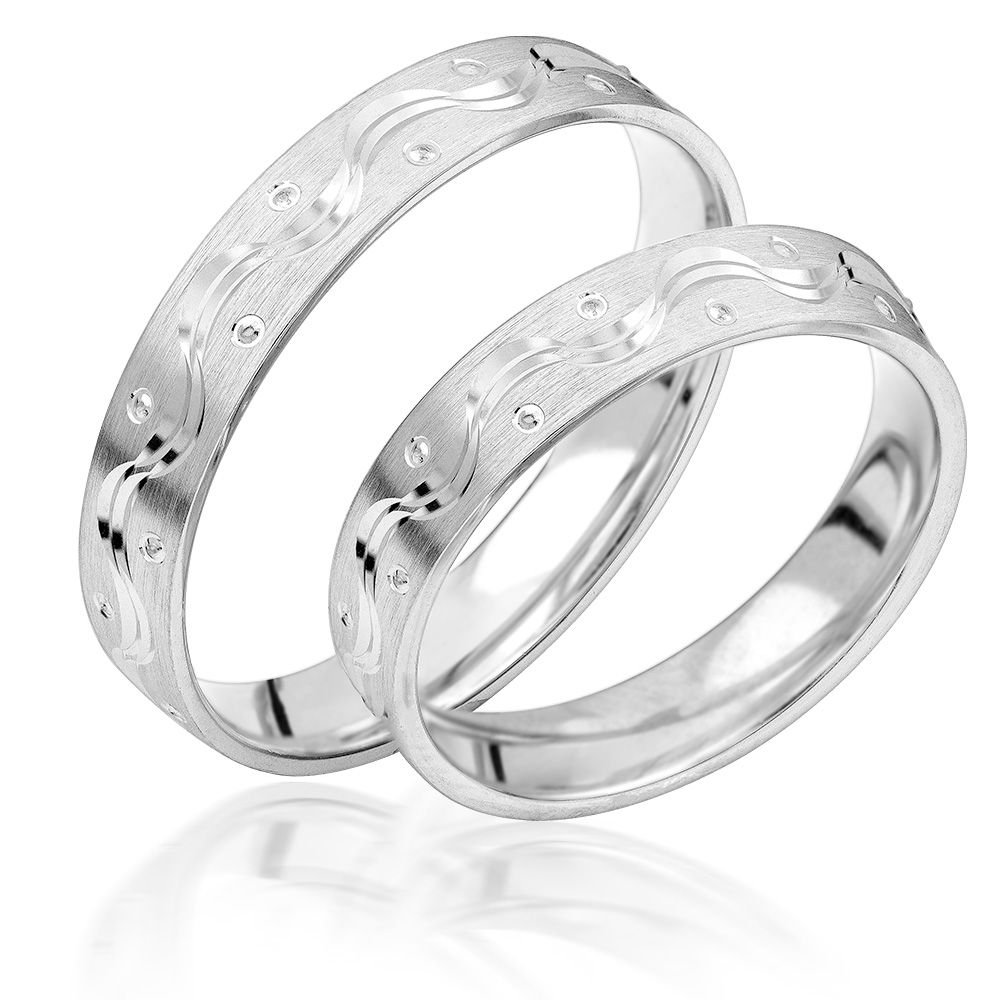Zwei silberne Ringe mit glatter Gravur und kleinen funkelnden Steinen