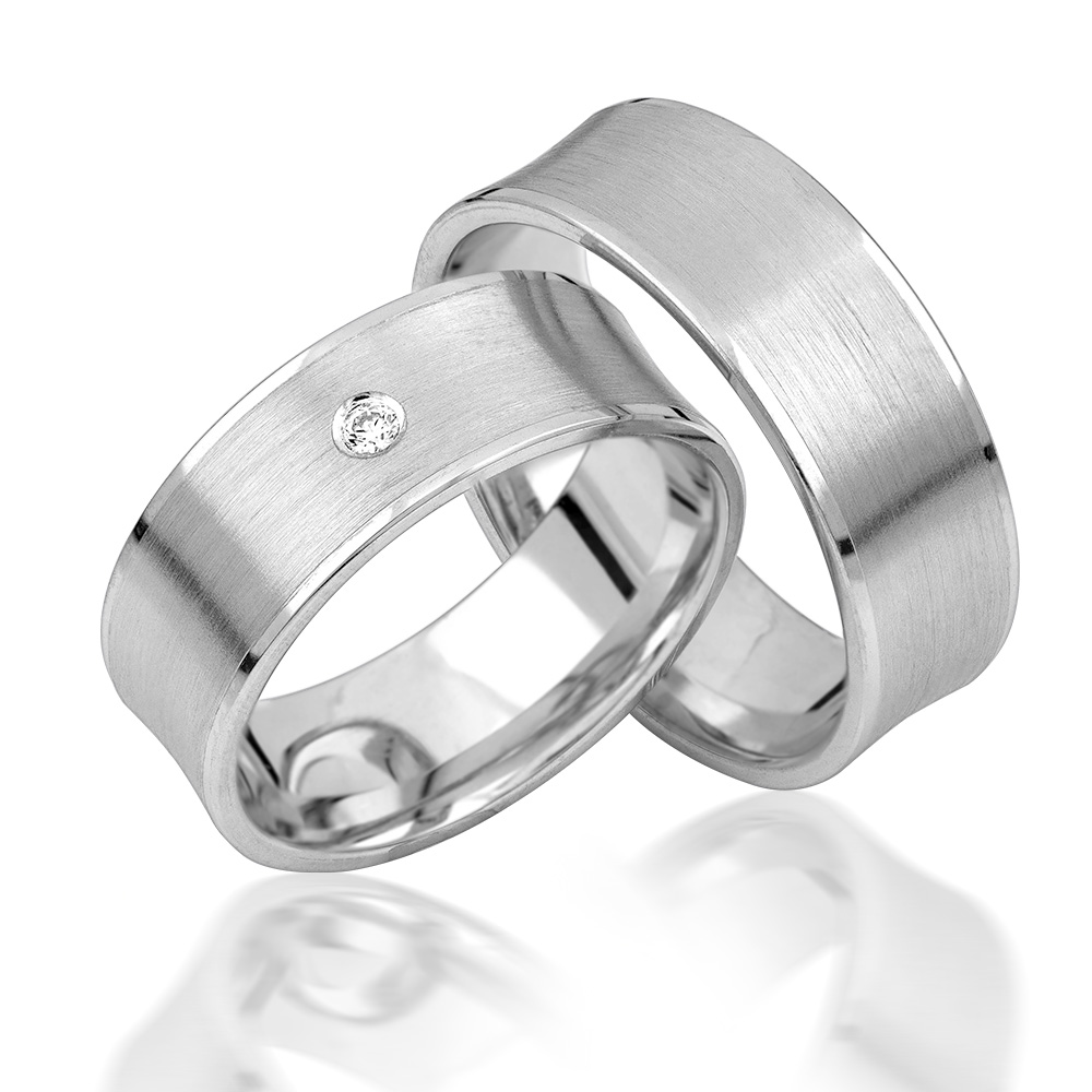 Zwei silberne matte Ringe ineinander, einer mit kleinem Diamantstein