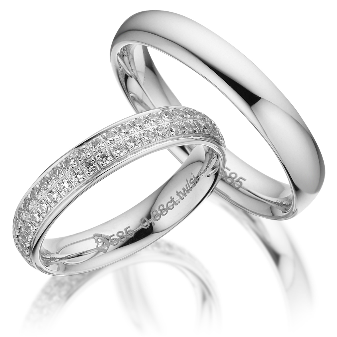 Zwei silberne Ringe ein glatter und ein funkelnder mit Steinen