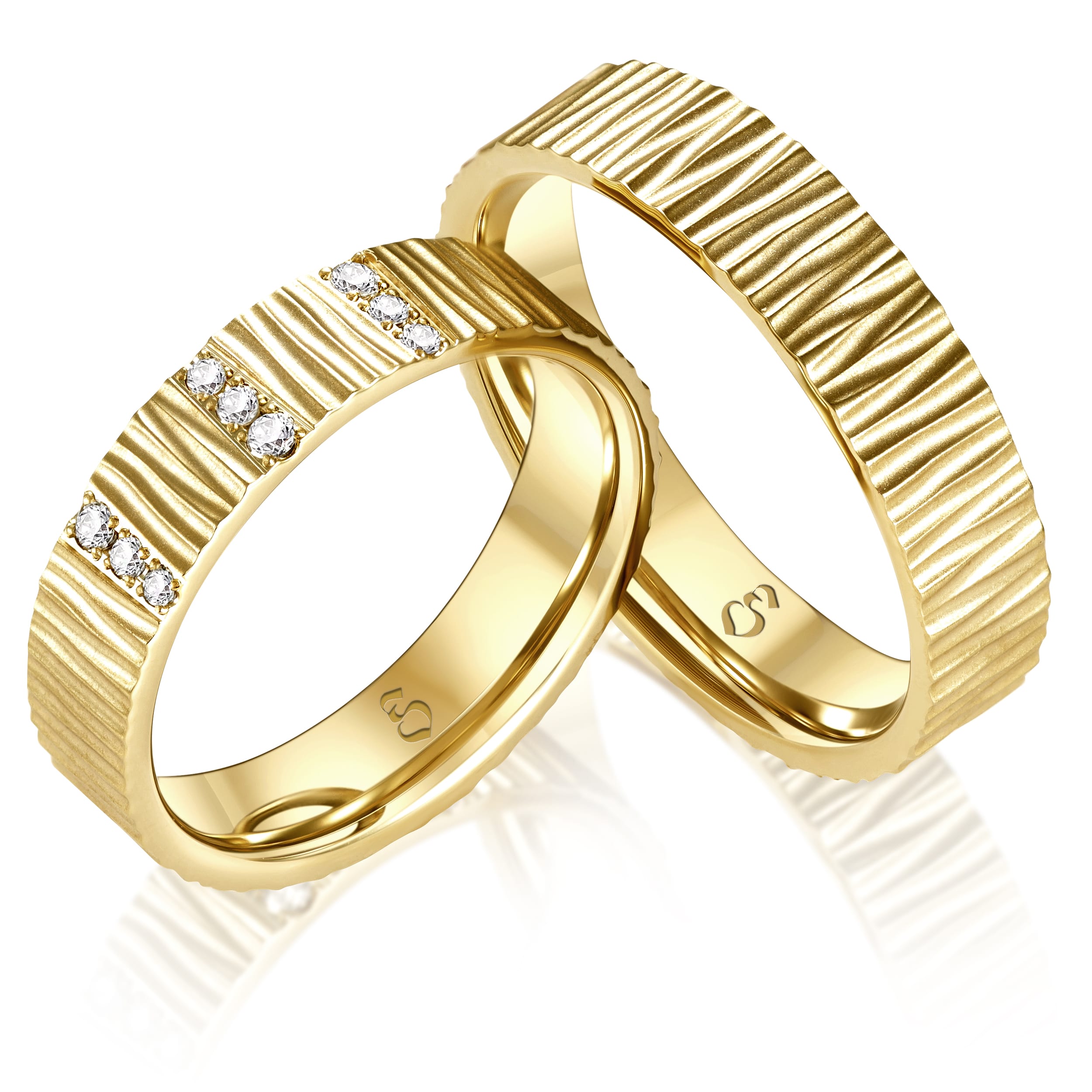 Zwei goldene Eheringe mit Rillen und Diamantreihe, elegant glänzend
