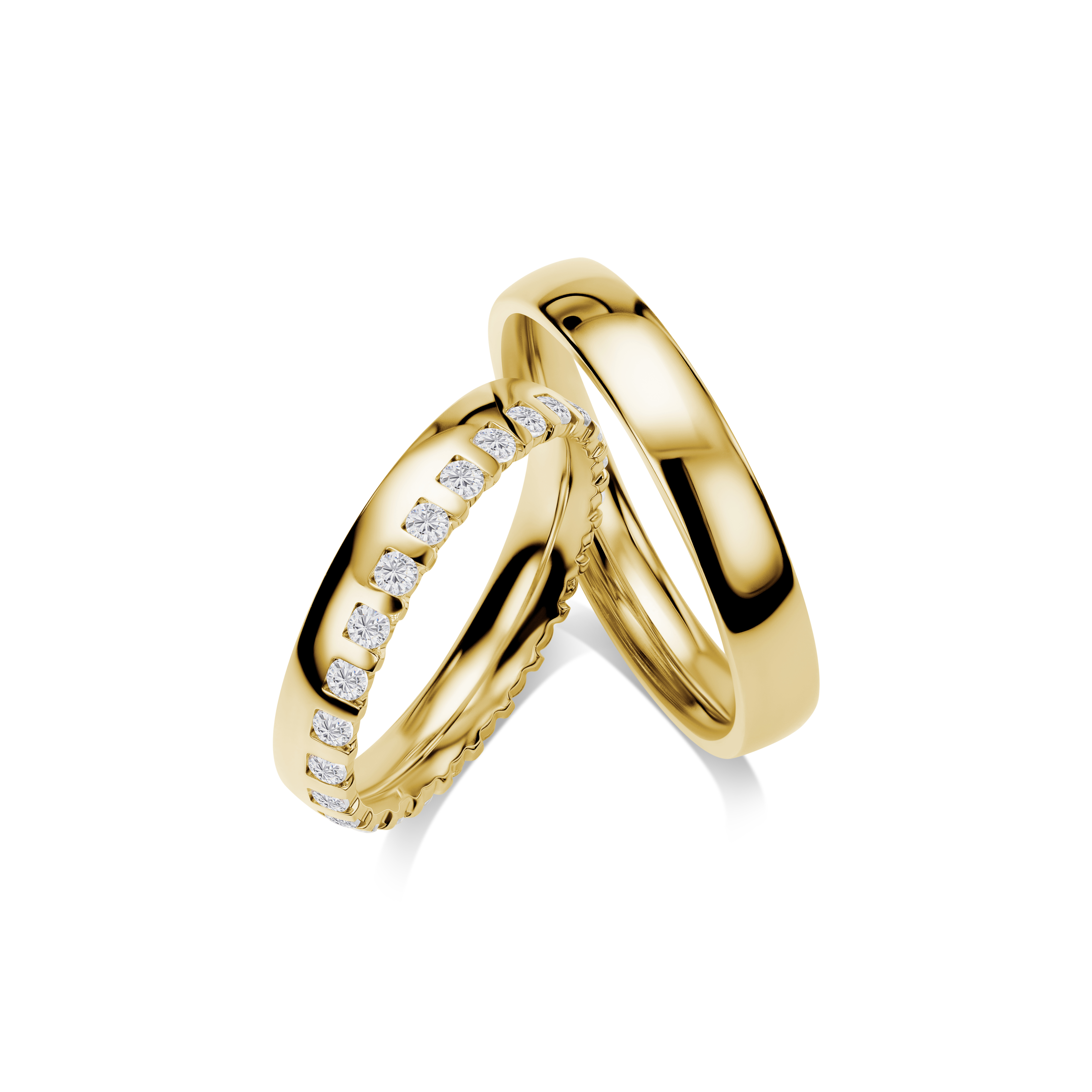 Zwei goldene Ringe mit Glanz ein Ring mit Diamantreihe schraeg ueberkreuzt