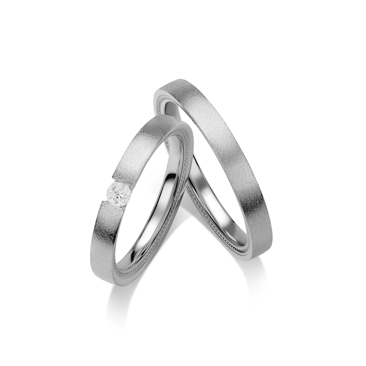 Zwei silberne Ringe mit mattem Glanz, einer mit funkelndem Diamant