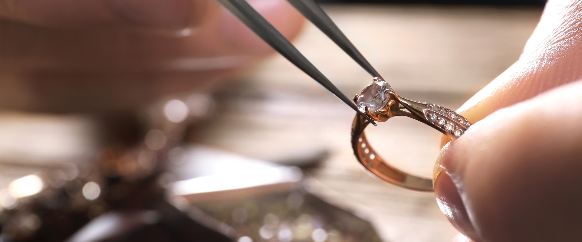 Ein Juwelier begutachtet in seiner Werkstatt einen Diamantring – Nahaufnahme