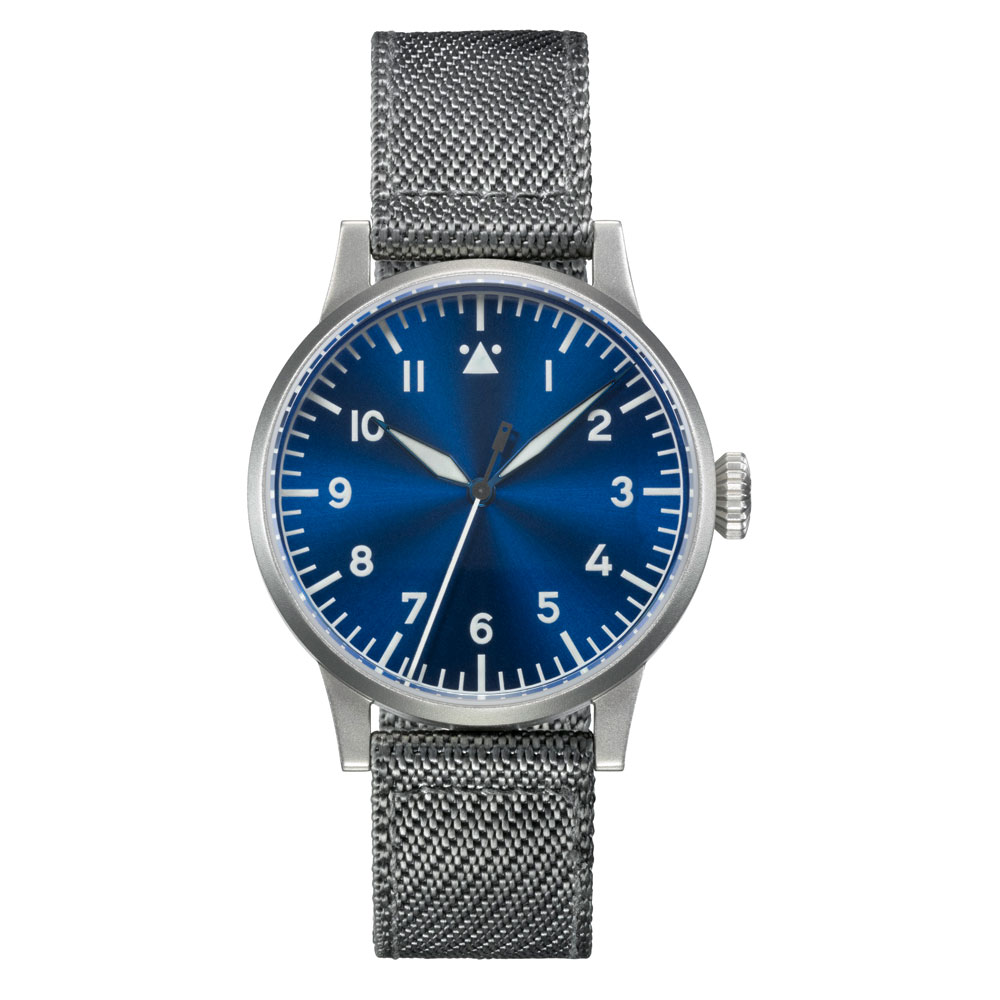 Fliegeruhr mit blauem Zifferblatt und grauem Textilarmband aus Edelstahl