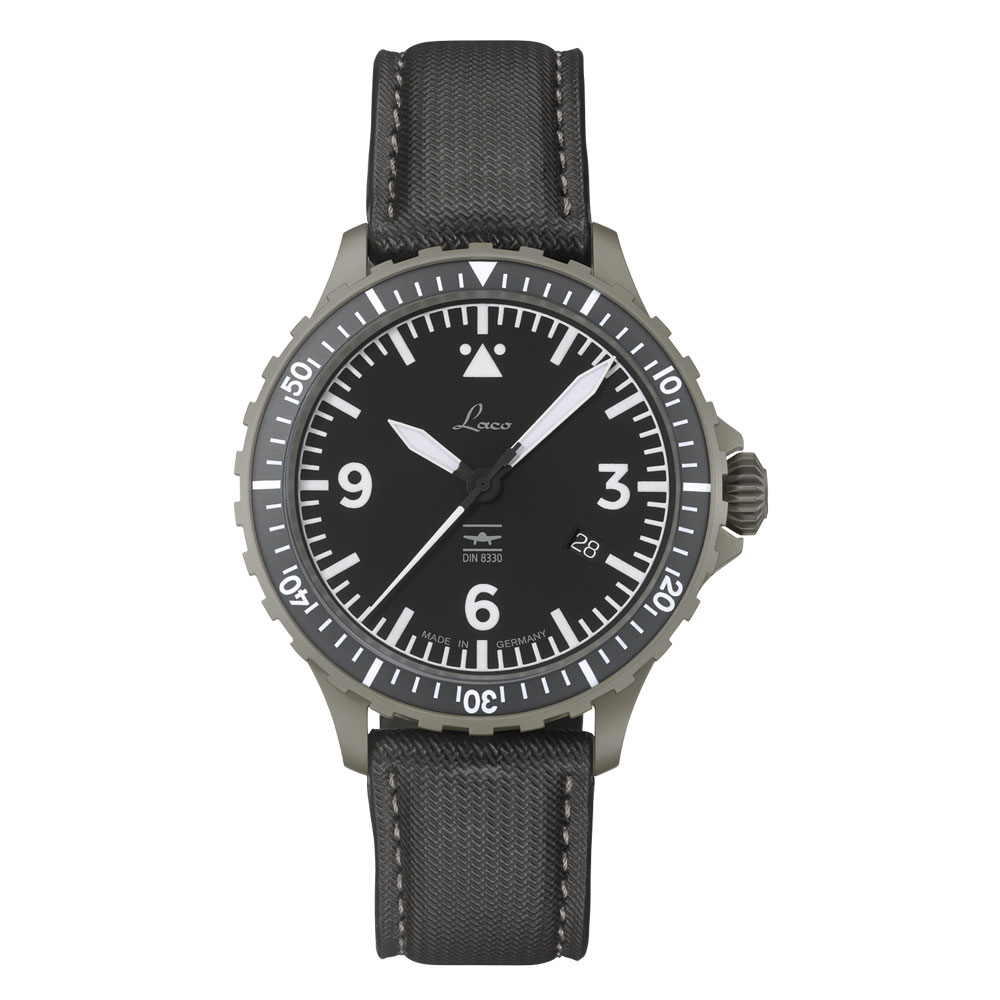 Graue Laco Fliegeruhr mit schwarzem Zifferblatt und Textilarmband